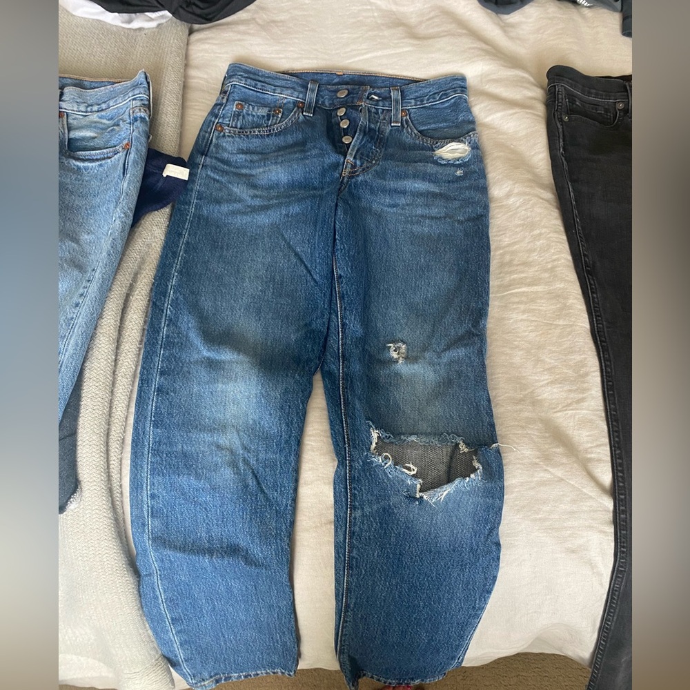 Levi’s 501 Jeans dark distressed wash Size 24
